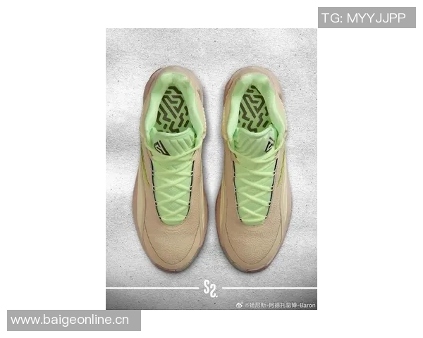 利拉德分享字母哥送的新款签名球鞋展现深厚友谊与团队精神 利拉德分享字母哥送的新款签名球鞋展现深厚友谊与团队精神